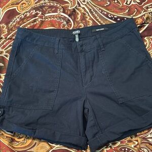 Jones New York Black Cargo Shorts with Sturdy Design